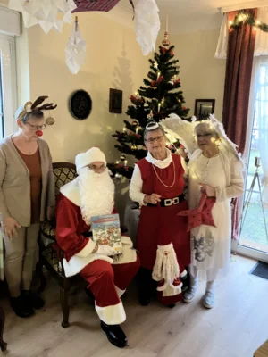 Der Weihnachtsmann mit seinem Tross.  (Bild vergr&ouml;&szlig;ern)