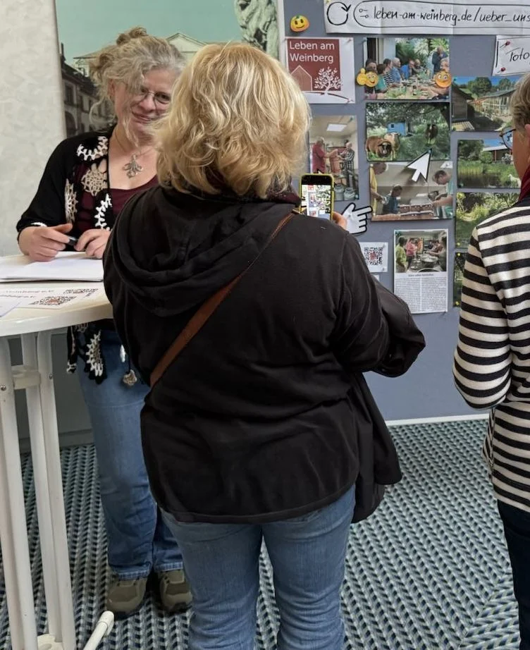 Bild: Kirsten Antritter am Info-Stand