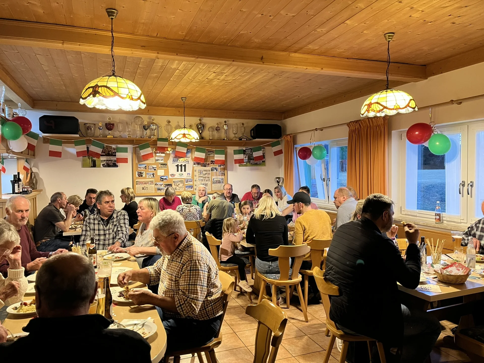Bild: Volles Vereinsheim