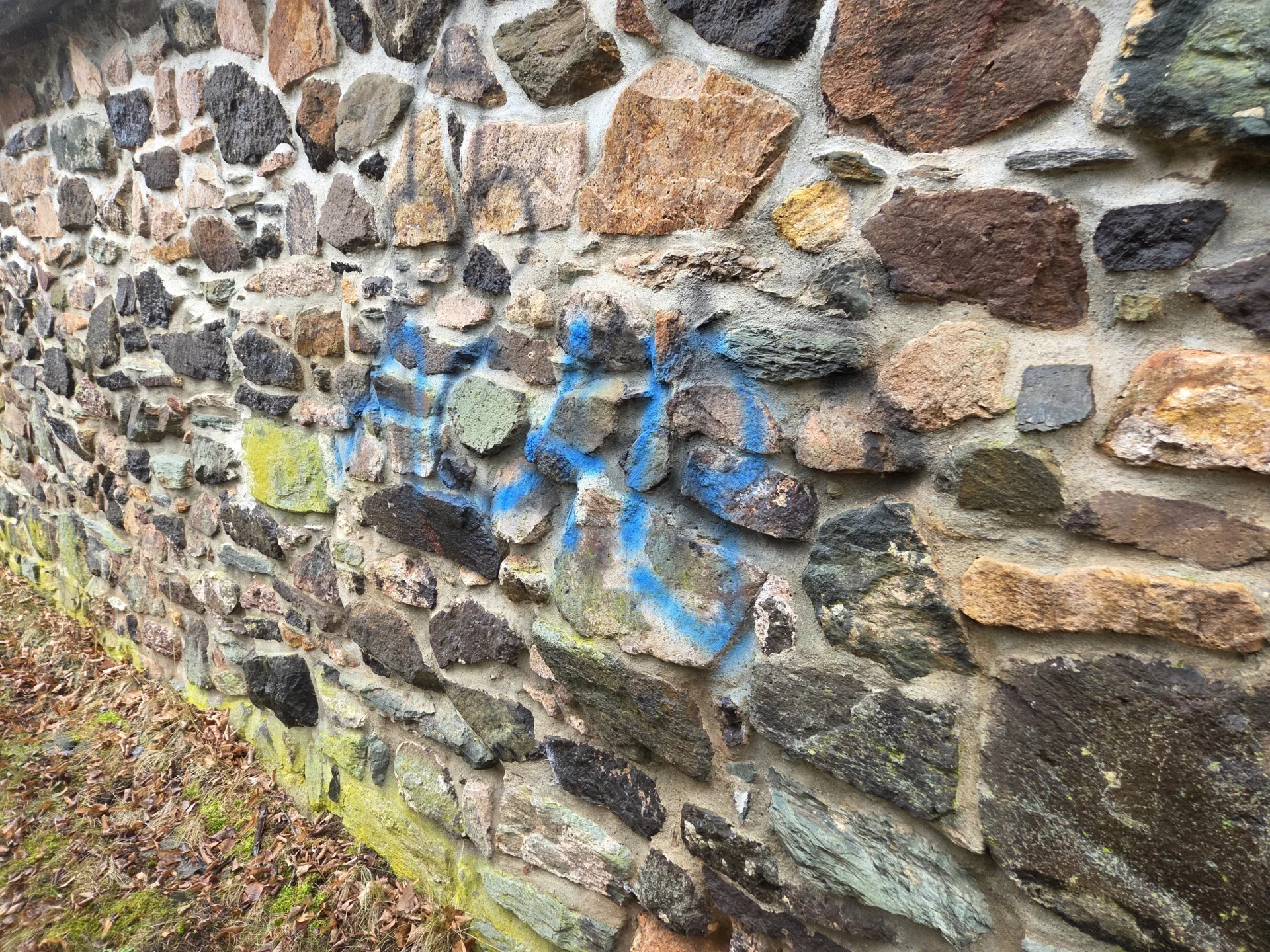 Bild: Graffiti Friedhofsmauer St. Jakobuskirche