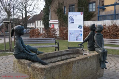 Brunnen am Josef-Hauke-Platz Lauenau  (Bild vergr&ouml;&szlig;ern)