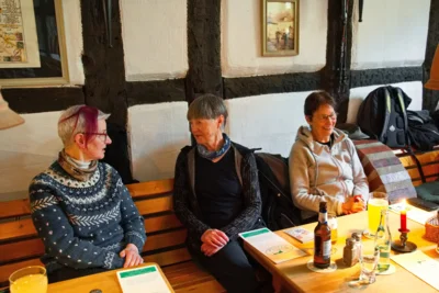 Essen bestellt, Getr&auml;nke am Tisch - l&auml;uft  (Bild vergr&ouml;&szlig;ern)