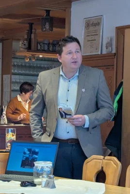 Andreas Eckl berichtete als amtierender B&uuml;rgermeister von den vergangenen Jahren in der Gemeinde Prackenbach.  (Bild vergr&ouml;&szlig;ern)