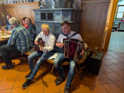 F&uuml;r musikalische Unterhaltung sorgten Timo Ziselsberger an der Gitarre und Johannes M&uuml;hlbauer an der Quetschn.  (Bild vergr&ouml;&szlig;ern)