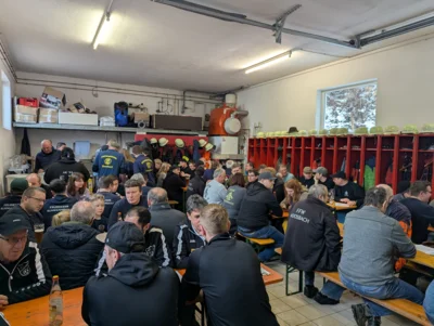 Reger Betrieb herrschte im Tresdorfer Feuerwehrhaus beim Wei&szlig;wurstfr&uuml;hschoppen.  (Bild vergr&ouml;&szlig;ern)