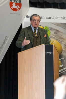 Uwe Dorendorf spricht ein Gru&szlig;wort 