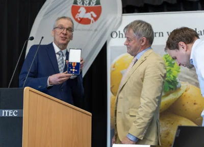 Landrat B&ouml;ther zeigt das Bundesverdienstkreuz 