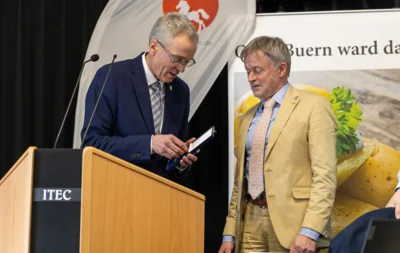 Landrat B&ouml;ther &uuml;bergibt das Bundesverdienstkreuz an Ulrich Ostermann 