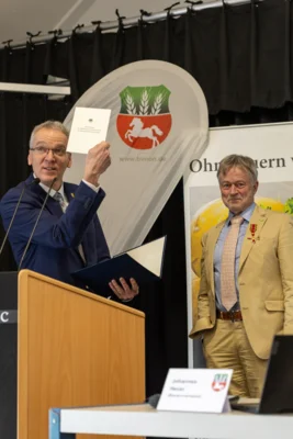 Landrat B&ouml;ther zeigt die Trageanleitung 