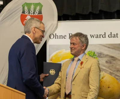 Landrat B&ouml;ther gratuliert Ulrich Ostermann 