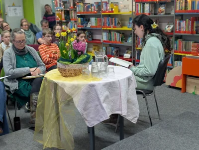 Unser Bild zeigt Hazal Camlioglu, die Gewinnerin des Kreisentscheides, beim Vorlesen.  (Bild vergr&ouml;&szlig;ern)