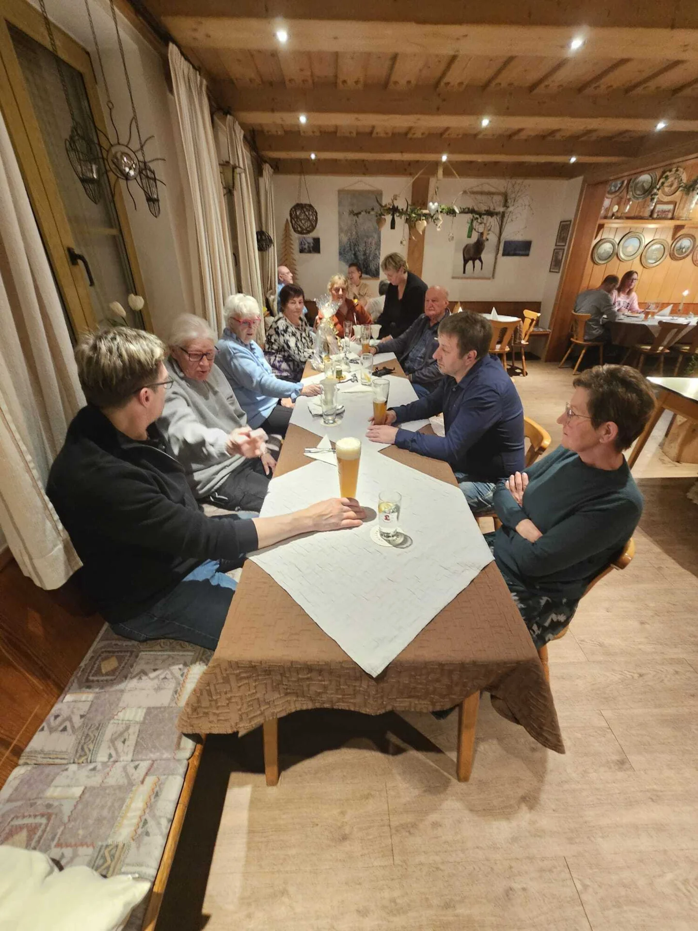 Bild: gemeinsames Abendessen im Gasthaus Eder
