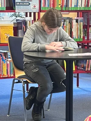 Foto des Albums: Vorlesewettbewerb - Zwei Mal Platz 1 für unsere Schule