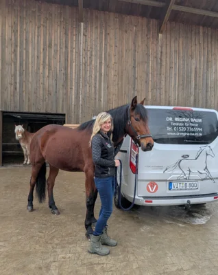 Dr. Regina Baum, Pferdetier&auml;rztin mit Schwerpunkt Zahnheilkunde, hat sich im vergangenen Jahr mit mobiler Praxis und Familie in Voggenzell bei Prackenbach angesiedelt.  (Bild vergr&ouml;&szlig;ern)