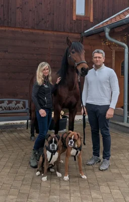 Regina und Olli Baum mit Stute Giulia und den beiden Hunden Kira und Rocky: Auch ihre Tiere geh&ouml;ren f&uuml;r sie zur Familie.  (Bild vergr&ouml;&szlig;ern)