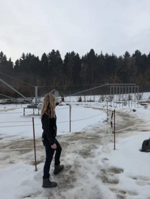 Dr. Regina Baum erkl&auml;rt den Einsatz der F&uuml;hranlage auf dem Hof, um die Schrittfolge beobachten zu k&ouml;nnen. Bei jeder Witterung &ndash; au&szlig;er wie hier bei Eis &ndash; kann sie dank rutschfester Kunststoffmatten genutzt werden.  (Bild vergr&ouml;&szlig;ern)