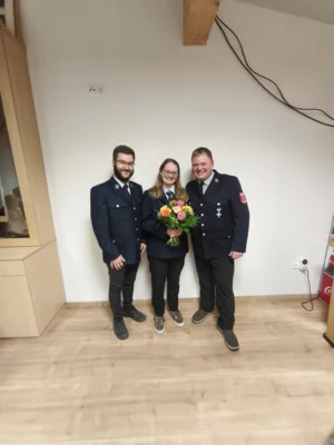 Anna-Lena Sterr freute sich &uuml;ber ihr Amt als Ehrenpatenbraut f&uuml;r Pirka, zu dem Florian Schw&uuml;rzinger (l.) und Florian Kuffner gratulierten.  (Bild vergr&ouml;&szlig;ern)