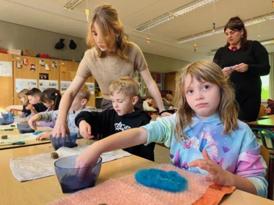 Foto des Albums: Schülerinnen und Schüler der Elblandgrundschule filzen Rosen I Fotos: Martin Ferch
