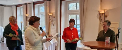 Die Verabschiedung der ausscheidenden Vorstandsmitglieder  (Bild vergr&ouml;&szlig;ern)
