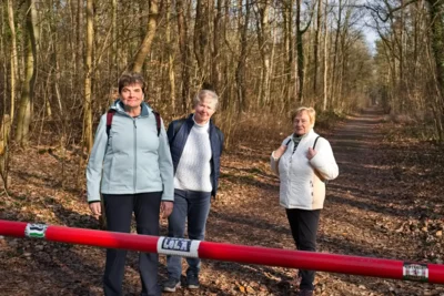 Die Drei hinter der Schranke  (Bild vergr&ouml;&szlig;ern)