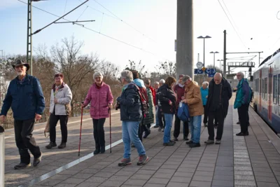 Vorfreude - Umstieg in Han-Linden  (Bild vergr&ouml;&szlig;ern)