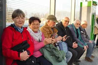 Wir sitzen  (Bild vergr&ouml;&szlig;ern)