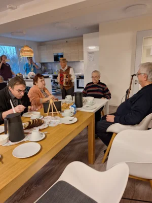 Der Jubilar mit Familie und Freunden 