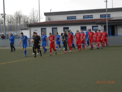 FC Seenland Warin (rot) auf Kunstrasen beim SV Plate. 