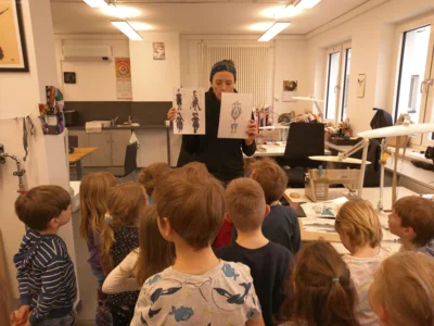 Bevor ein Kost&uuml;m entsteht, wird erst einmal eine Zeichnung angefertigt.  (Bild vergr&ouml;&szlig;ern)