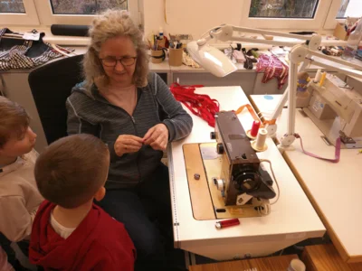 So eine N&auml;hmaschine ist ein interessantes Ding.  (Bild vergr&ouml;&szlig;ern)