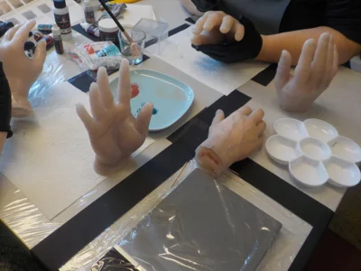 Huch, hier stehen ja H&auml;nde auf dem Tisch?  (Bild vergr&ouml;&szlig;ern)