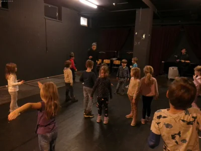 Jetzt sind wir einmal die Schauspieler.  (Bild vergr&ouml;&szlig;ern)