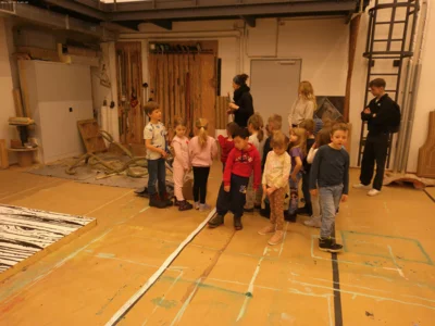 In der Malerwerkstatt roch es nach superfrischer Farbe.  (Bild vergr&ouml;&szlig;ern)