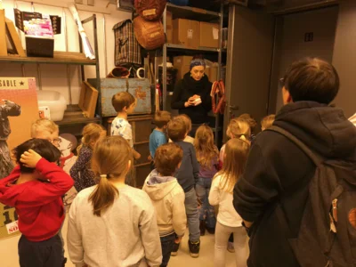 Auf geht es in die Schneiderei.  (Bild vergr&ouml;&szlig;ern)