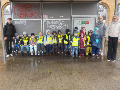 Wir warten auf unseren Zug.  (Bild vergr&ouml;&szlig;ern)