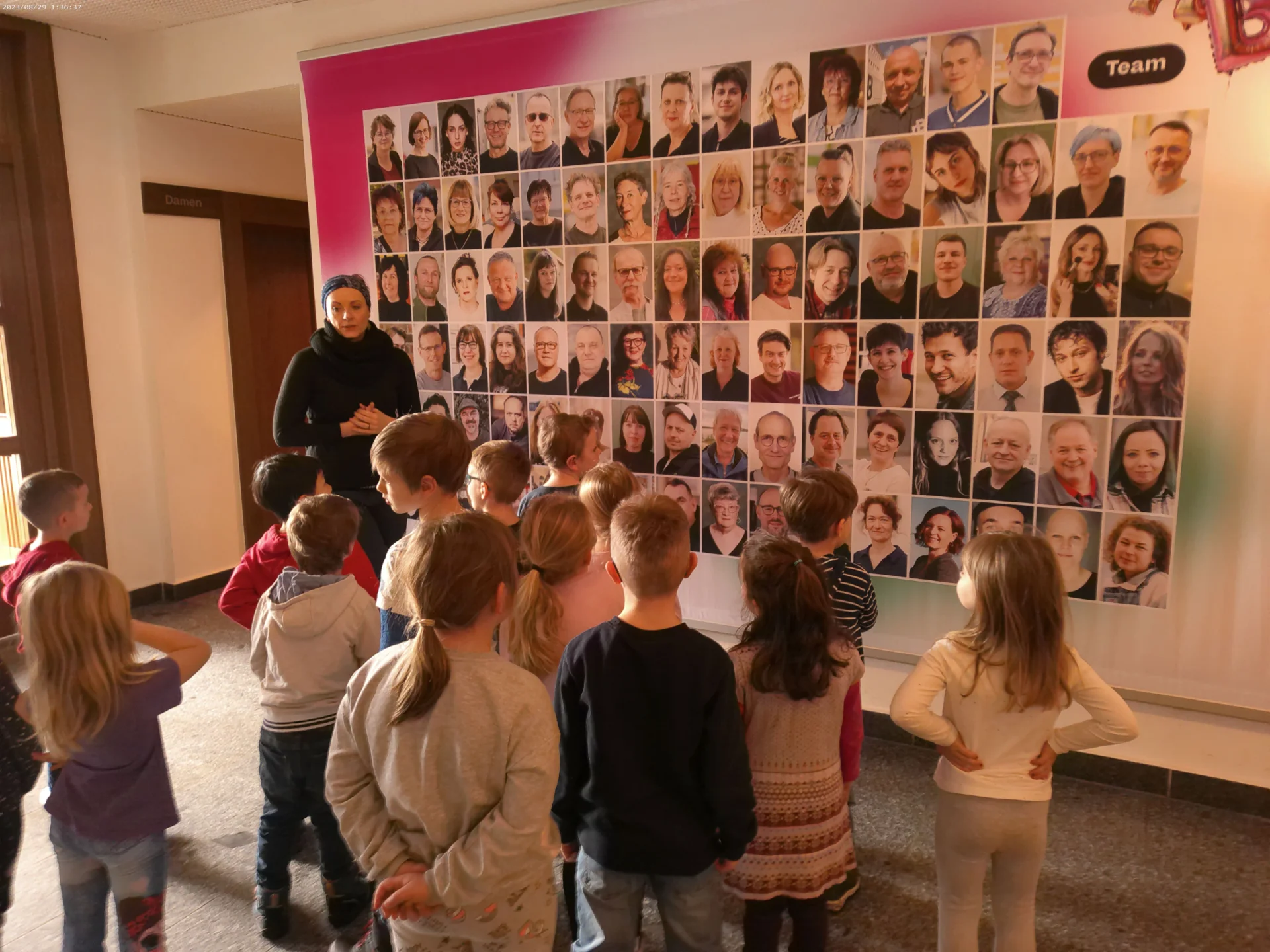 Bild: Soviele Menschen arbeiten im Theater.