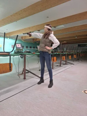 Lina Kruse - Training Luftpistole  (Bild vergr&ouml;&szlig;ern)
