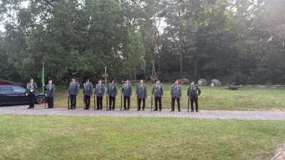 Foto des Albums: Salutgruppe und Kanone