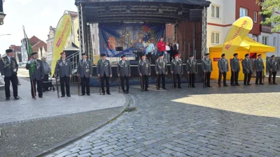 Foto des Albums: Salutgruppe und Kanone