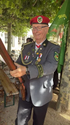 Foto des Albums: Salutgruppe und Kanone