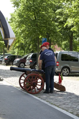 Foto des Albums: Salutgruppe und Kanone