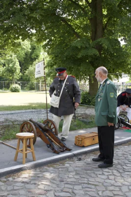 Foto des Albums: Salutgruppe und Kanone