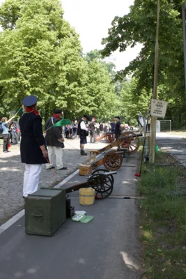 Foto des Albums: Salutgruppe und Kanone