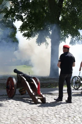 Foto des Albums: Salutgruppe und Kanone
