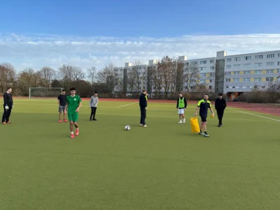 Foto des Albums: Erstes Spiel auf dem Sportplatz