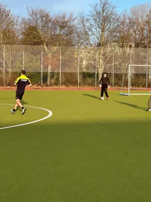 Foto des Albums: Erstes Spiel auf dem Sportplatz