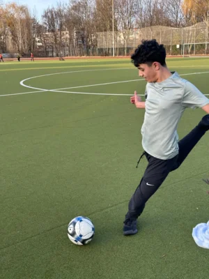 Foto des Albums: Erstes Spiel auf dem Sportplatz