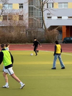 Foto des Albums: Erstes Spiel auf dem Sportplatz