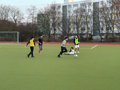 Foto des Albums: Erstes Spiel auf dem Sportplatz