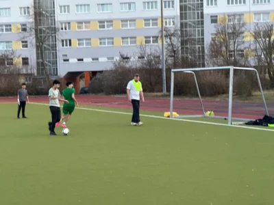 Foto des Albums: Erstes Spiel auf dem Sportplatz